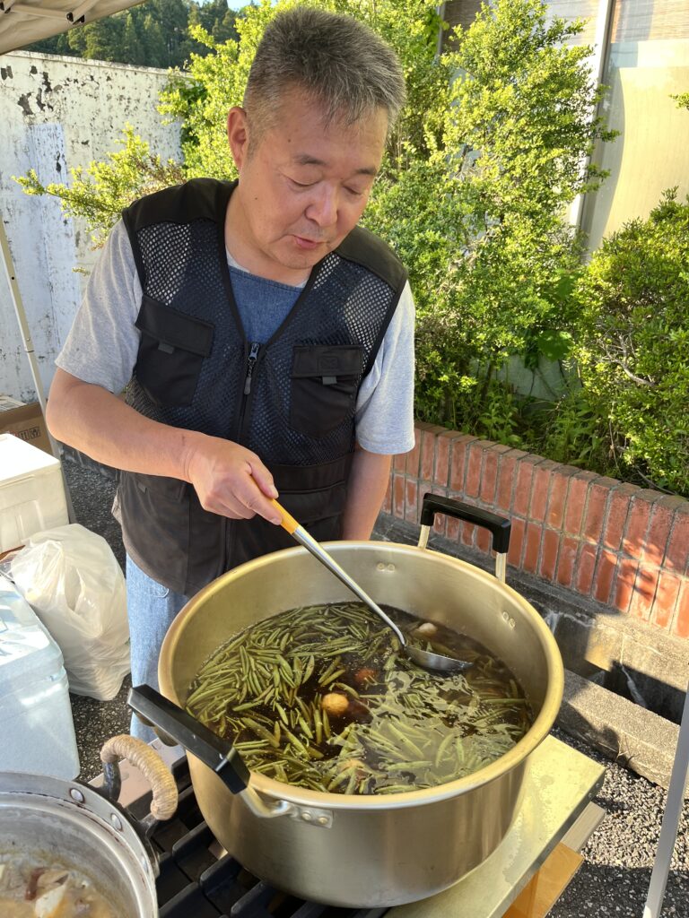 じゅんさい鍋を調理する須田俊孝さん