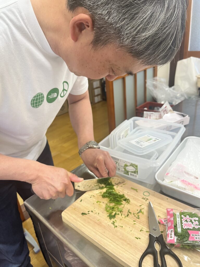 ネギを切る佐々木孝隆さん