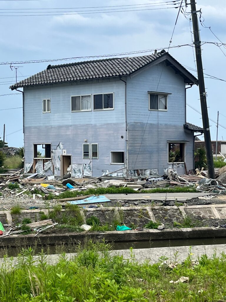 津波の跡が残る建物